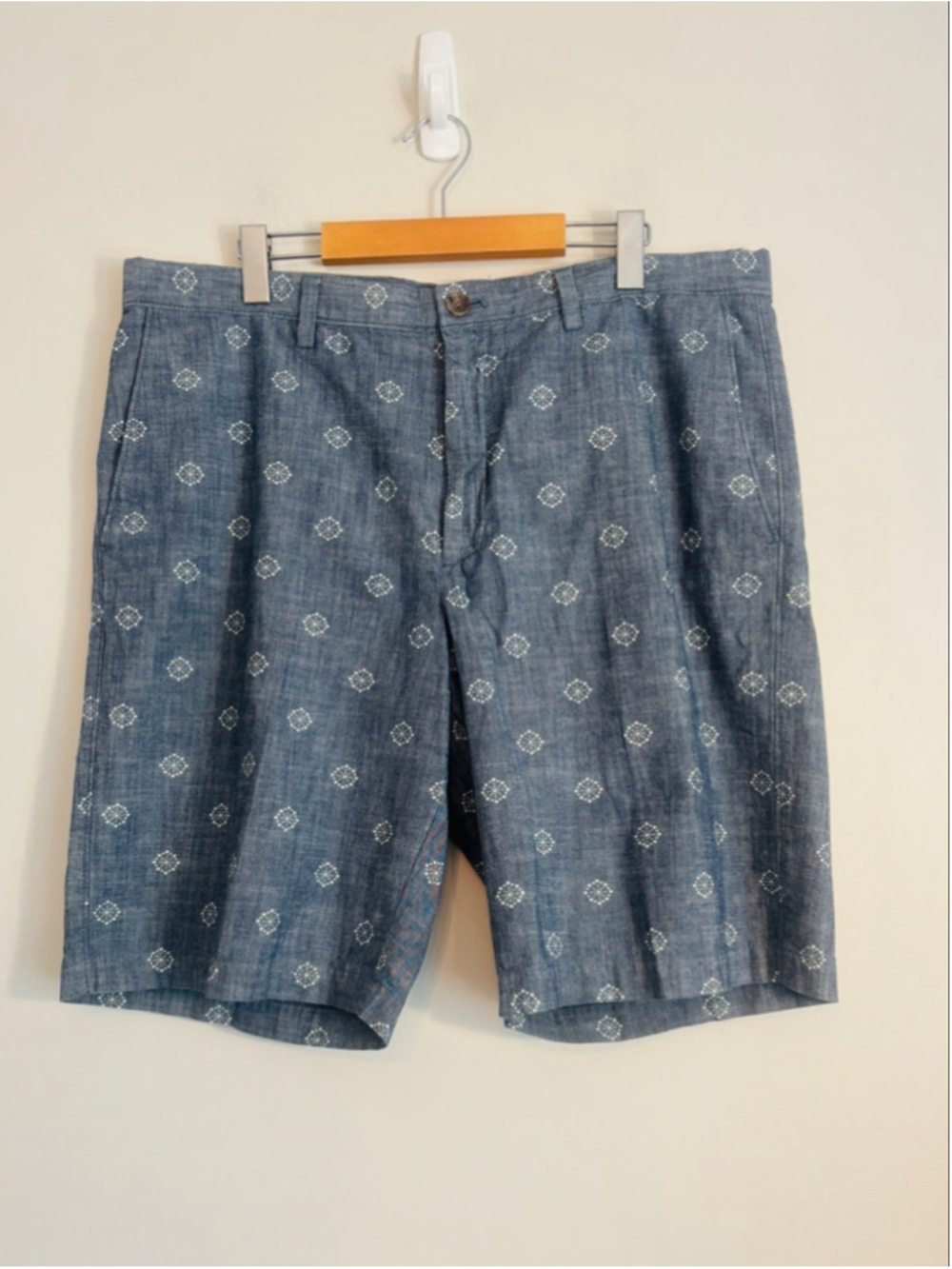 Banana Republic Flat Front Cotton Chambray Chino Shorts. Linen Look. Mens 36